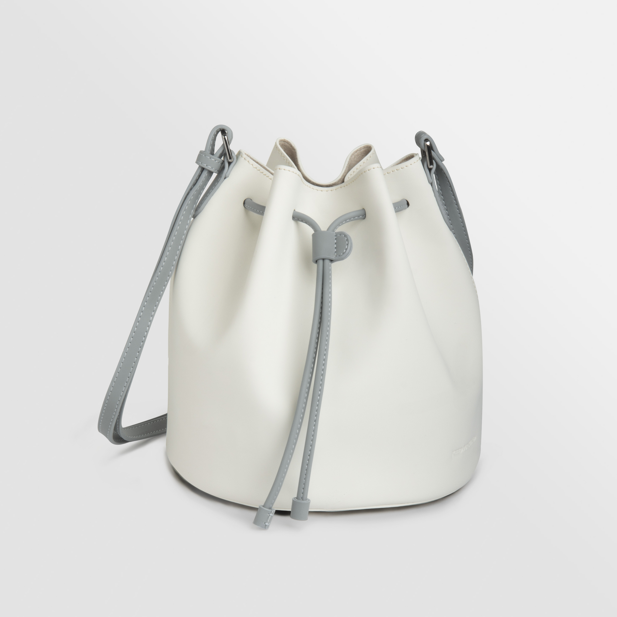 Are bucket bags in style 2019 discount